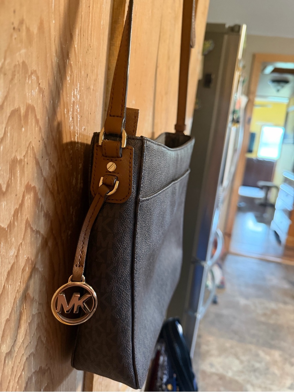 Michael Kors men’s MICHAEL Jet Set Travel Logo Messenger Bag - Picture 3 of 7